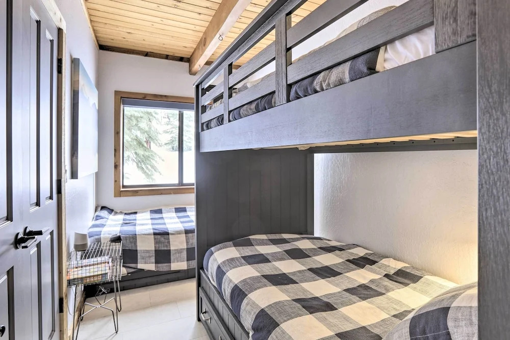 Chic Truckee Cabin Close to Golf Course & Hiking