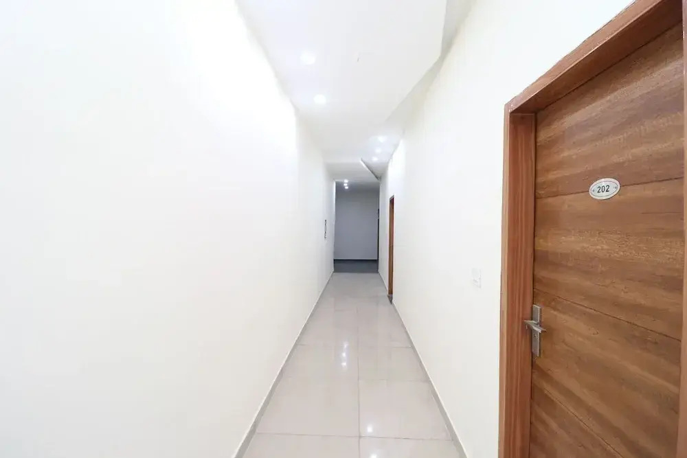 OYO 28575 Hotel J&B