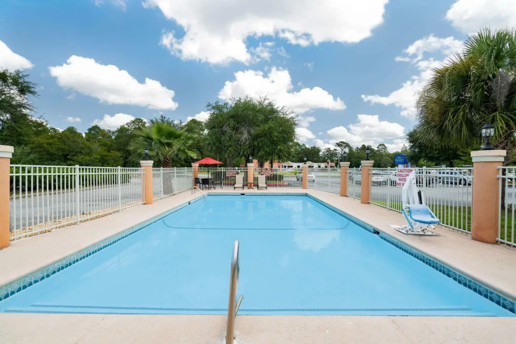 Red Roof Inn & Suites Hinesville Renovated with breakfast