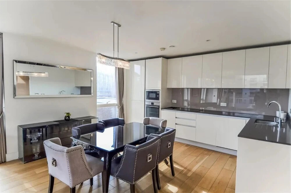 Luxury 3-bed Top Floor Penthouse in Brentford