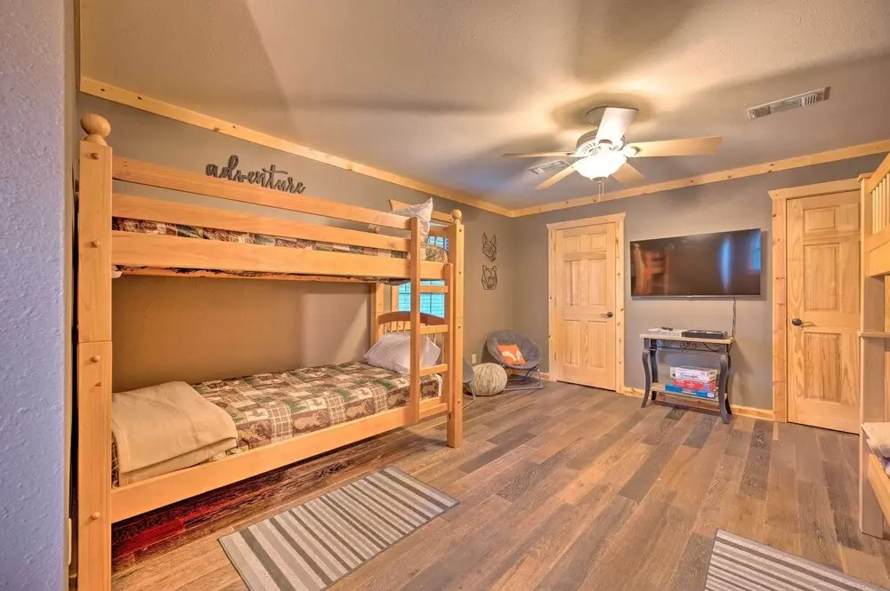 Broken Bow Retreat on 2 Acres w/ Hot Tub & Deck!