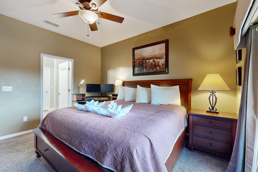 Friendly Condo With Shared Pool and Hot Tub, High-speed Wifi, and Central AC