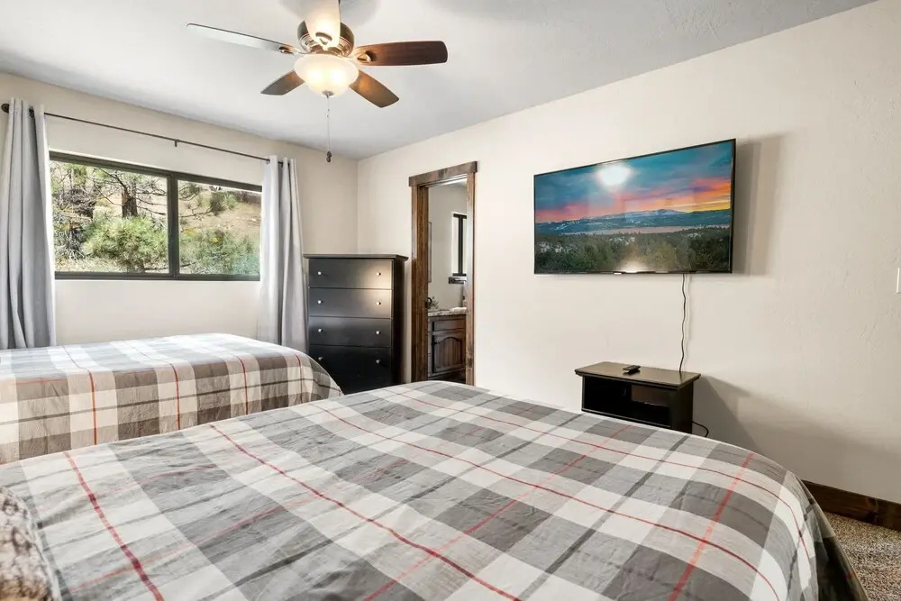 Modern Moonridge Manor - Unique Getaway In The Mountains! Hot Tub! 3 Bedroom Cabin