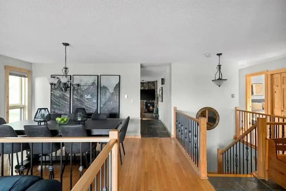 SPACIOUS 3,000 sq2 Luxury Home | PRIVATE Pool & Hot Tub | STEPS to Kinsmen Beach