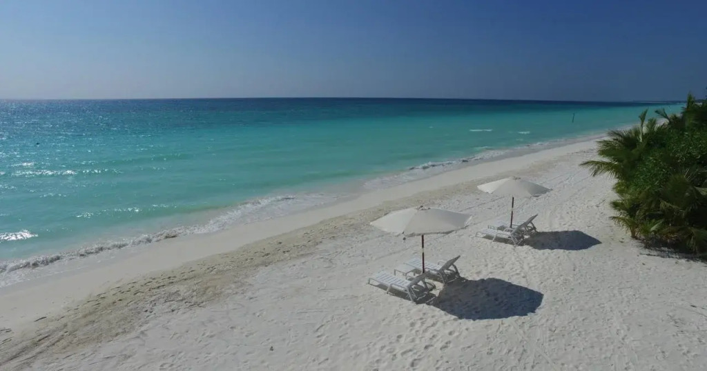 Long Beach Laamu Hotel