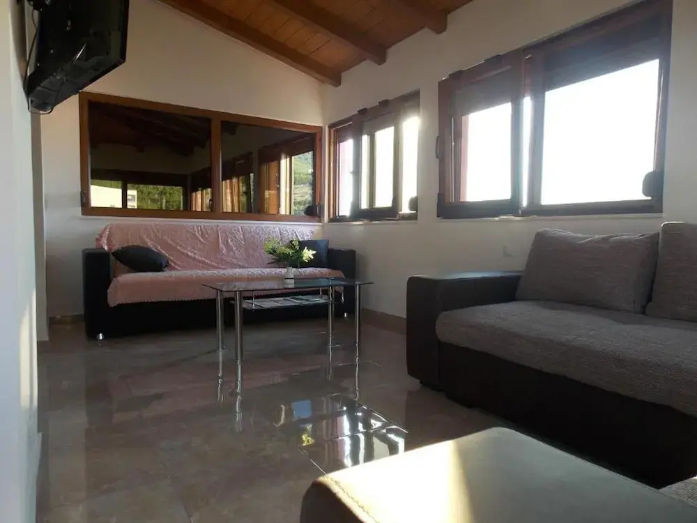 Tranquil Villa in Podstrana near Mutogras Beach