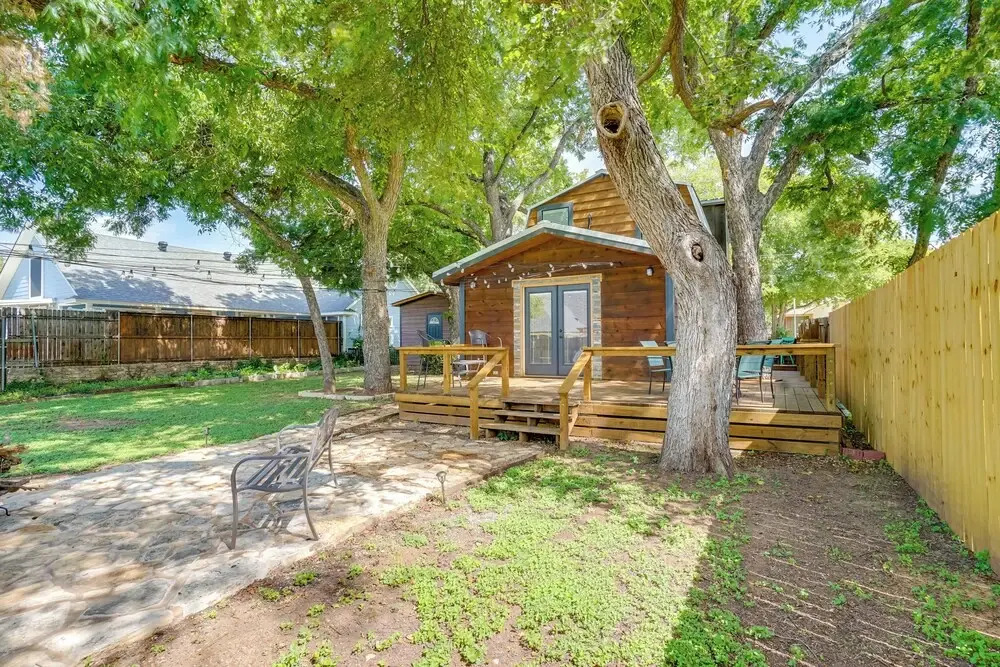 Pet-friendly Granbury Home w/ Yard, Near Downtown!