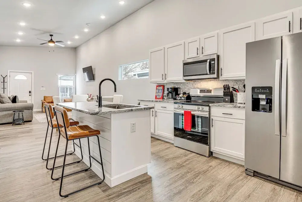 Rooftop Lounge & City Views! 3BR 3 Mi to Dtwn Indy