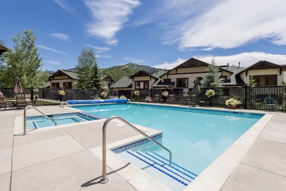 Eagleridge Lodge 201 2 Bedroom Condo by RedAwning