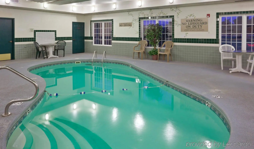 Country Inn & Suites by Radisson, Salina, KS