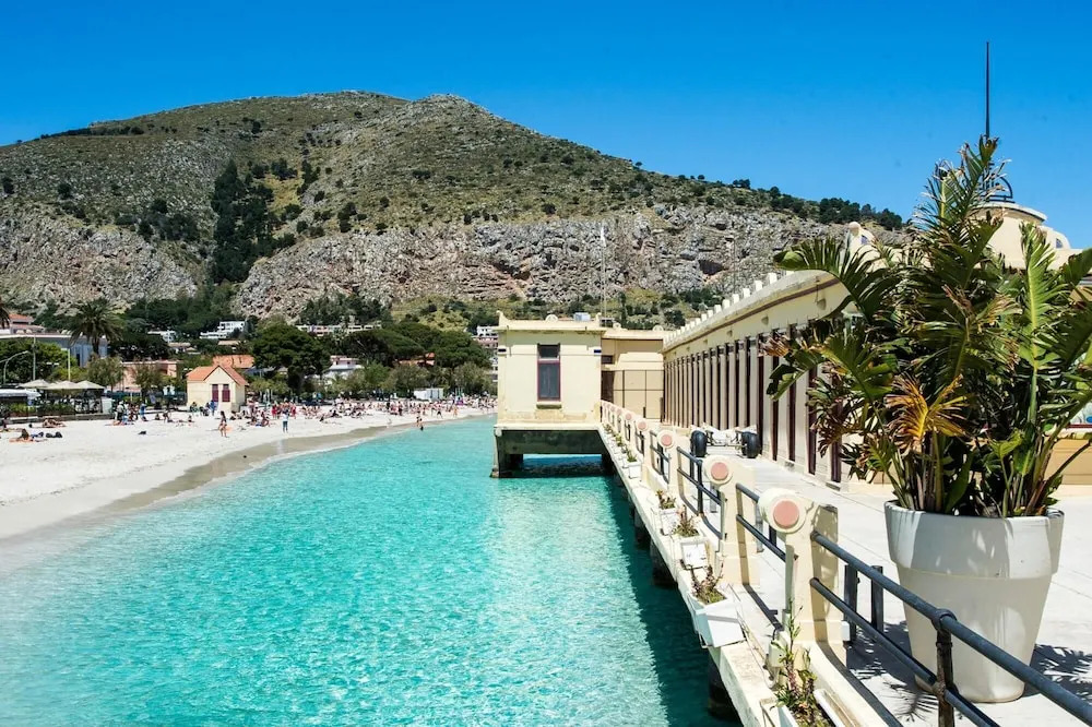 Casetta Vista Mare in Piazza a Mondello by Wonderful Italy