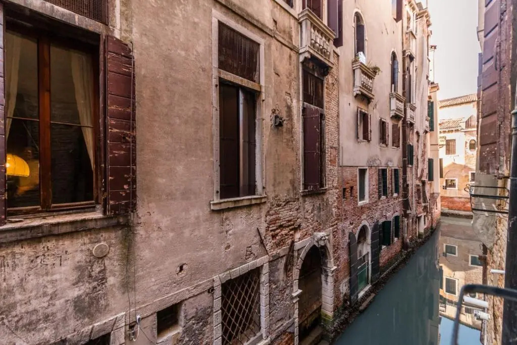 Fenice Backstage over Canal