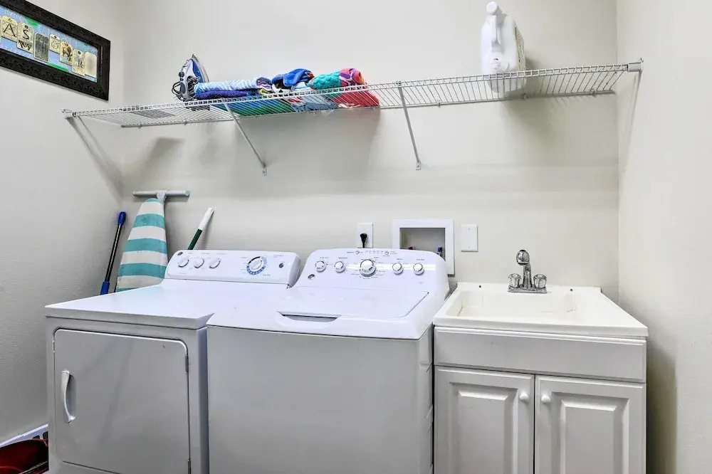 Poolside Oasis in Paradise Palms: 6 Mi to Disney!