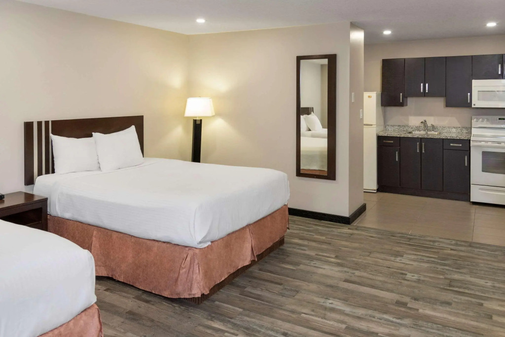 Econo Lodge Inn & Suites