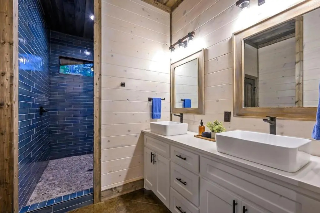 Brand New Luxury 2 Bedroom with Loft and Spa Sleeps 10