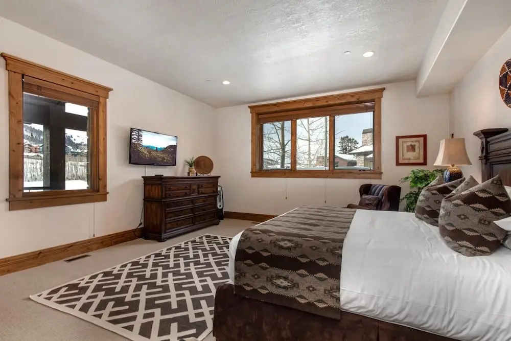 The Lookout 4 Bedrooms PLO-6590 by KBM