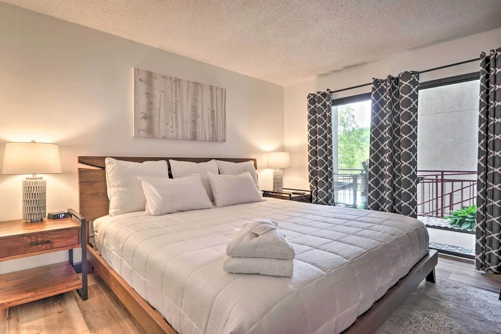 Walk Downtown! Gatlinburg Condo w/ Patio & Pool