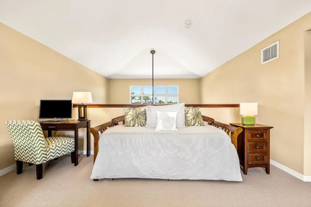 Ocean & Mountain Views - 2BR With Loft, 4 Beds - Relax in Luxury - Vrkcv