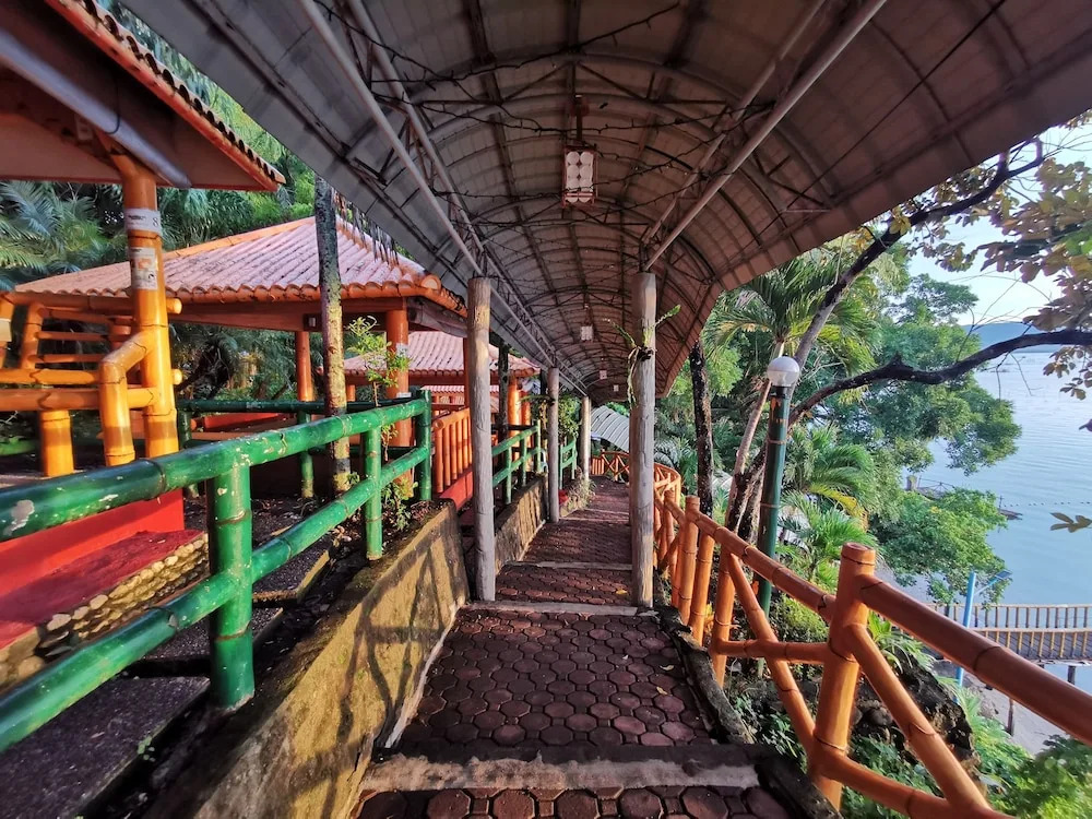 Silangang Nayon