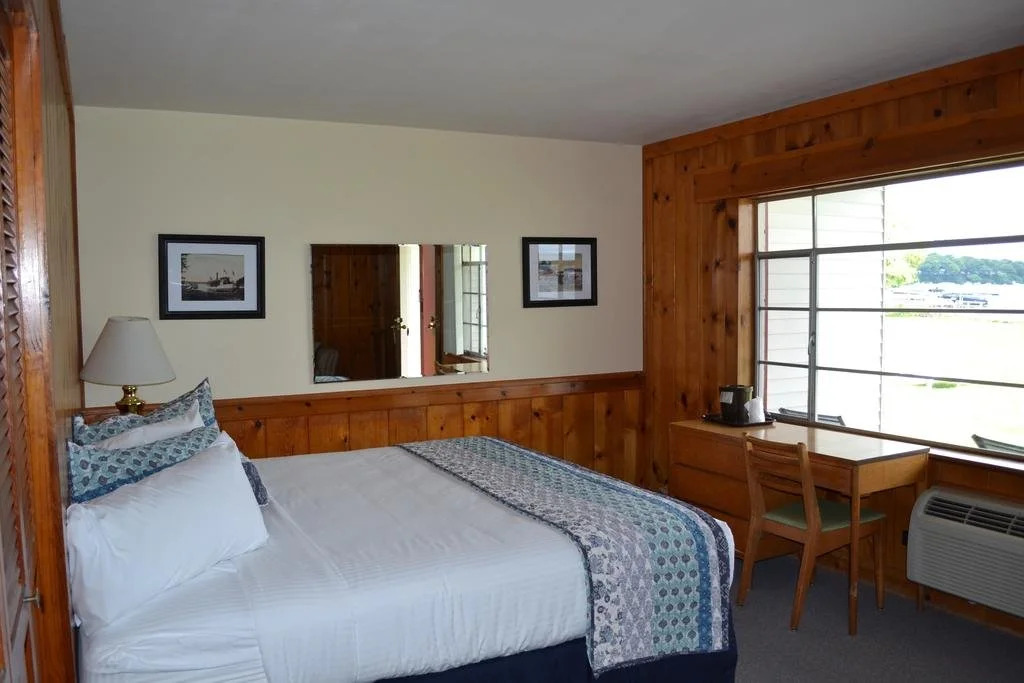 Buzz's Lakeside Inn
