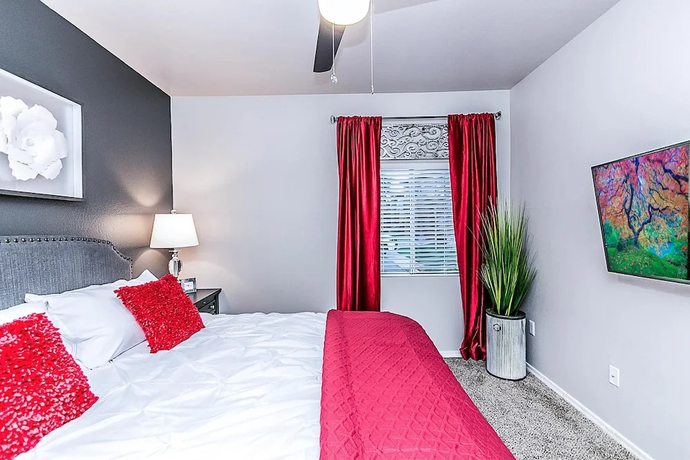 Executive King, Close to Shops, Dining, Golf w Parking 1064
