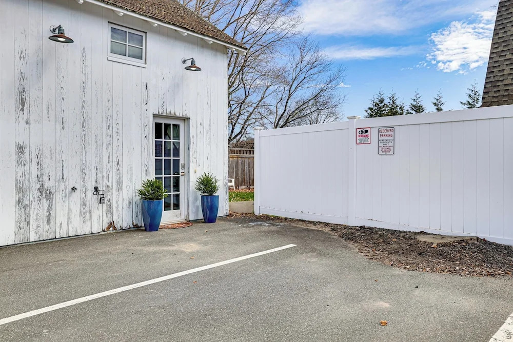 Walk to Coast! Convenient Cottage in Dtwn Madison