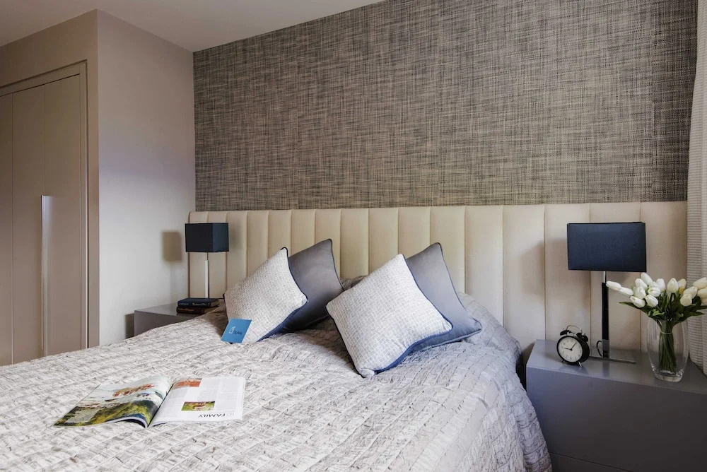 Bright Chelsea Grosvenor Waterside Apartment