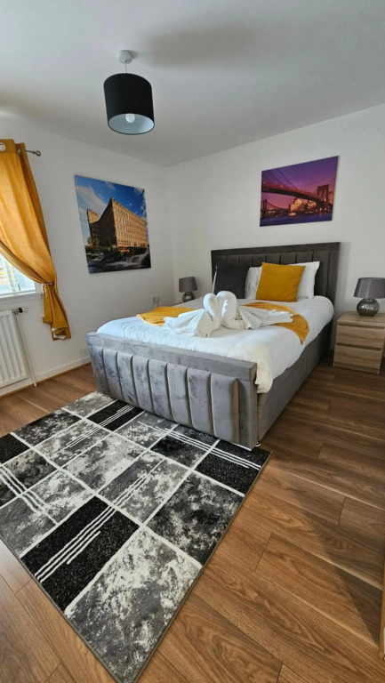 Silverburn new house with free parking and nice garden