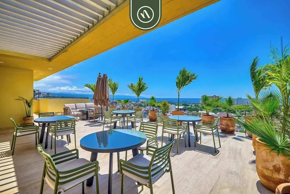 Corner 2 BR Condo - Rooftop Pool With Oceanview
