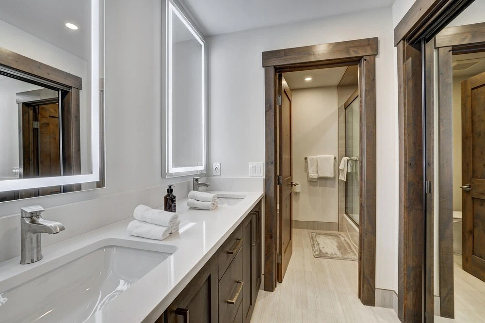 Fully Renovated 2 Bedroom in Arrowhead Village