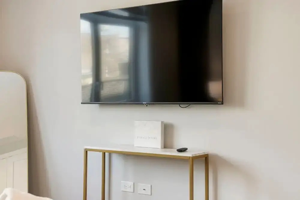 Welcoming Month Long Stays 2BD 2BA With Parking