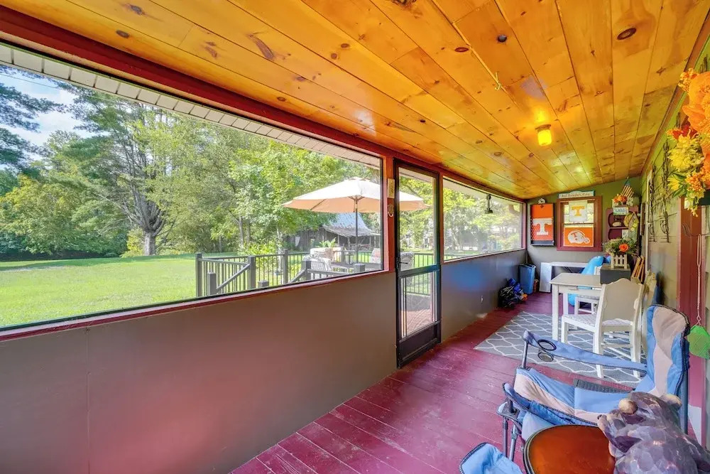 Riverfront Cabin - 6 Mi to Great Smoky Mtns NP!