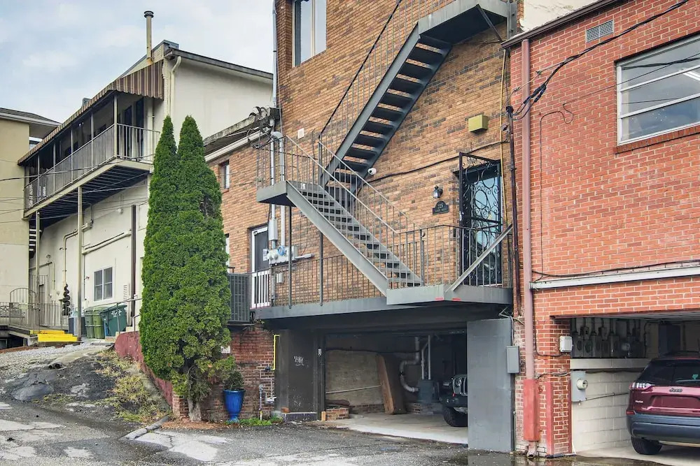 Modern Dtwn Condo w/ Balcony in Hendersonville
