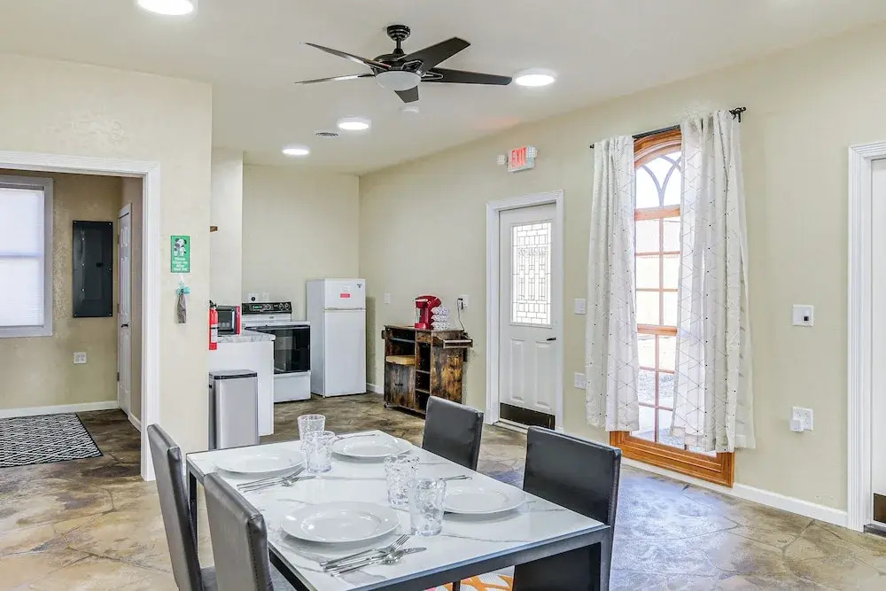 2 Mi to Main St: Newton Guest House