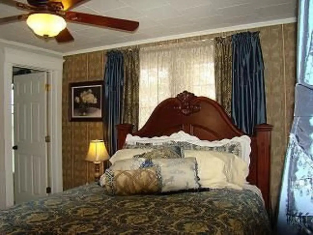 Vintage Charm Bed and Breakfast Hotel