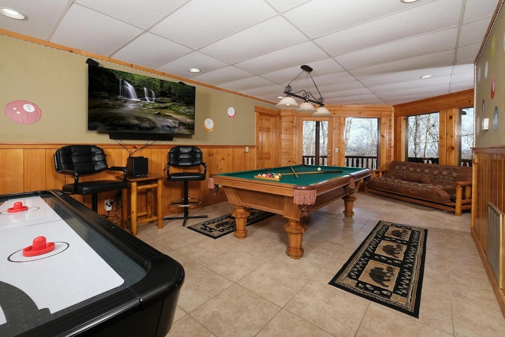 Smoky Treehouse Lodge #614