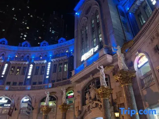 Yijia International Hotel (Guanggu Pedestrian Street Guanshan Avenue Subway Station)