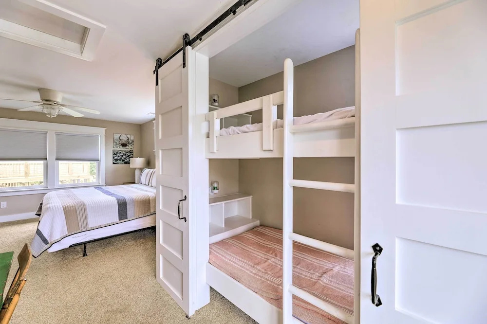 Bright Emerald Isle Home - Walk to the Beach!