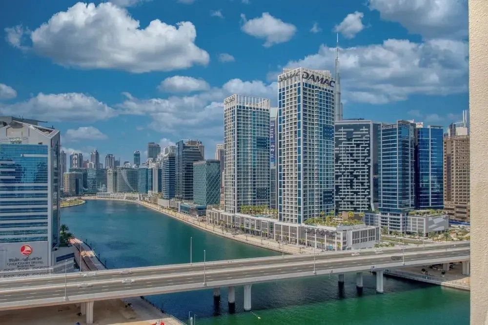 Manzil - Chic 2BR with Dubai Canal Views