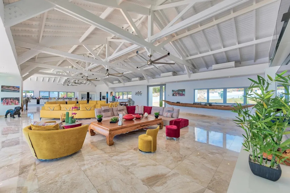 Swanky Caribbean Estate, Ocean Views, Heated Pool, AC, Free Wifi, Ping Pong, Pool Table