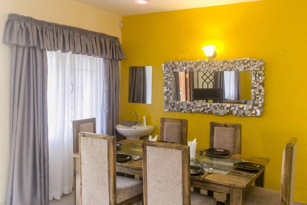Lux Airport Inn