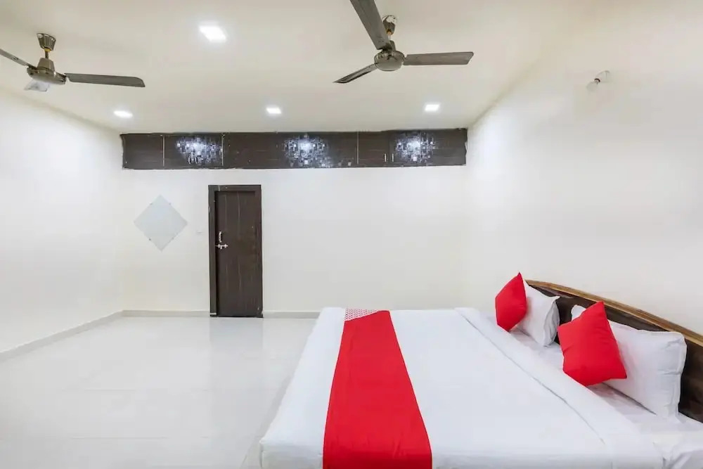 Hotel Lake City Pride  by OYO Rooms