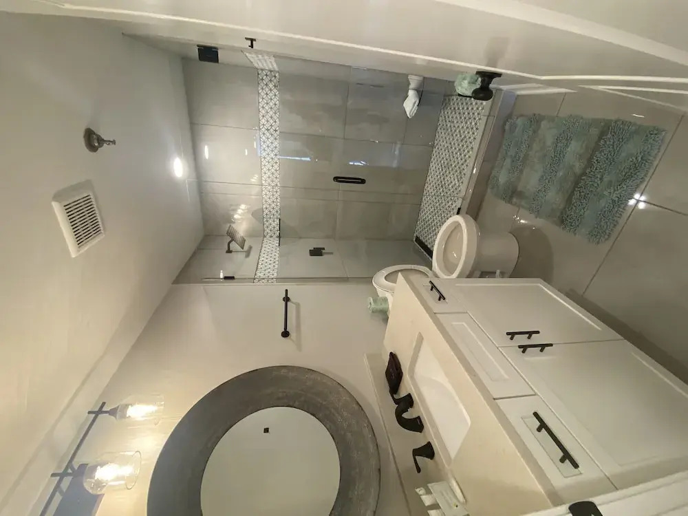 111 3bd 3 Bedroom Condo by RedAwning