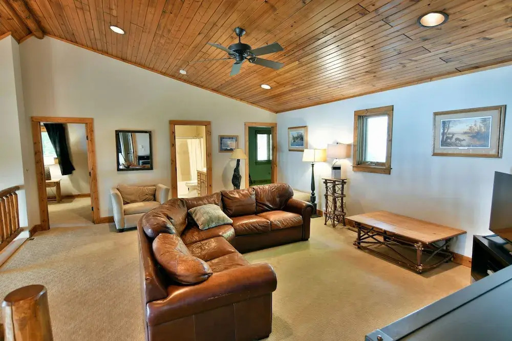 Lumberjack Lodge 5 Bedroom Home by RedAwning