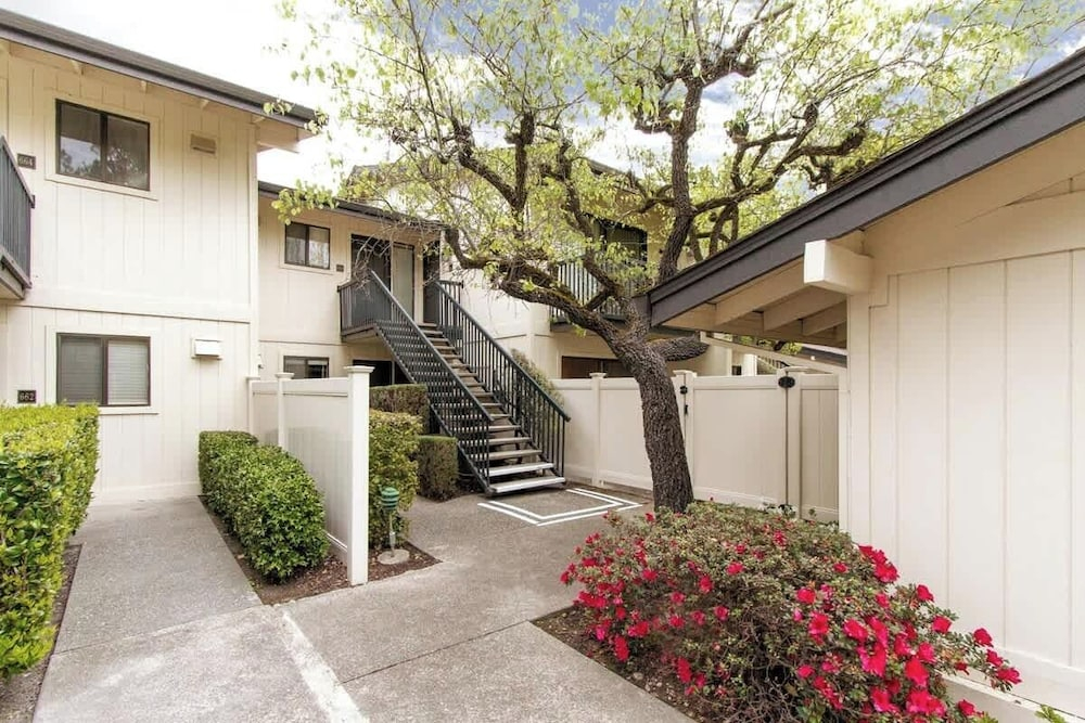 Luxe Golf View Condo Prime Napa Location