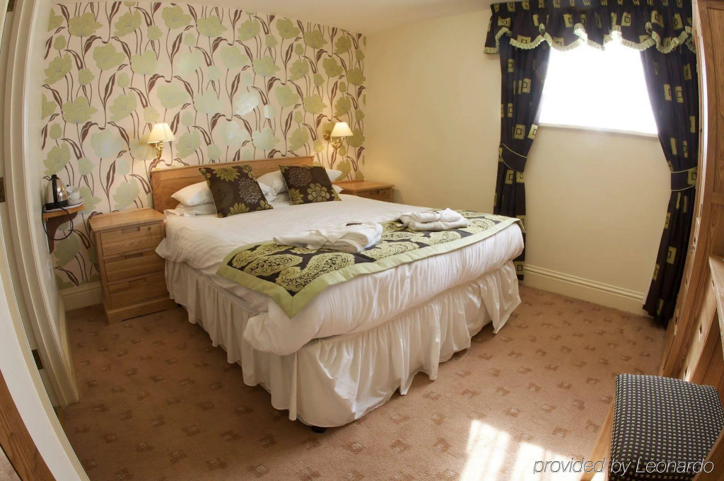 Globe & Crown – RelaxInnz