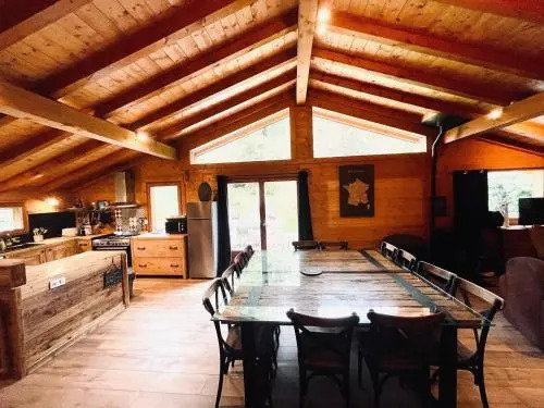 13 personnes,jacuzzi, pied des pistes et des chemins, 4 chambres