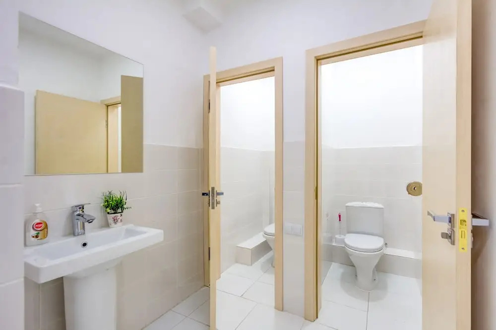 WHITE HOTEL & HOSTEL