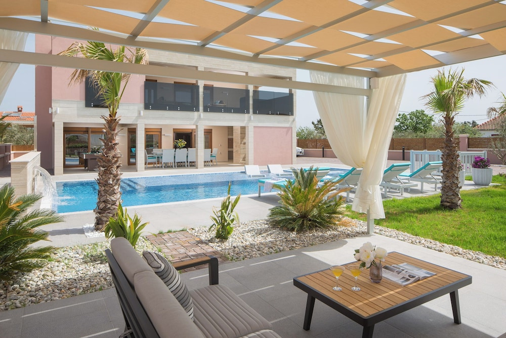 Malibu Eclipse - Luxury villa with pool & spa