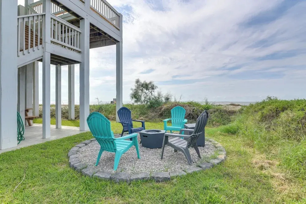 Hot Tub, Beach Access! Bay-view Gilchrist Retreat